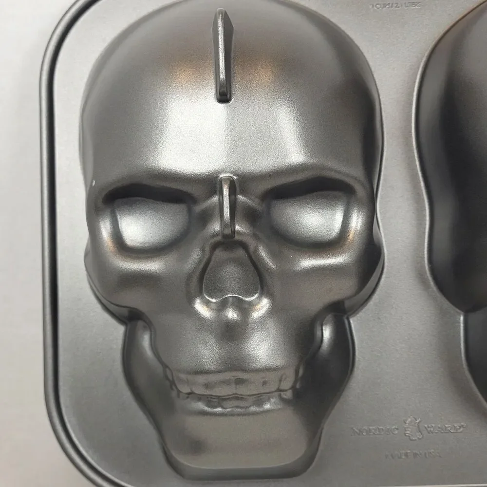 Nordic Ware 3D Skull Cake Pan Mold 9 Cups/2.1 Liters Halloween Spooky Baking New